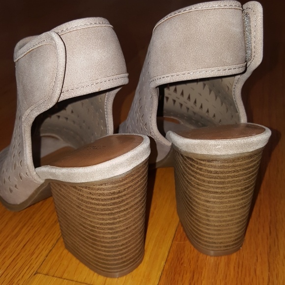 Shoes - Picture 2 of 5